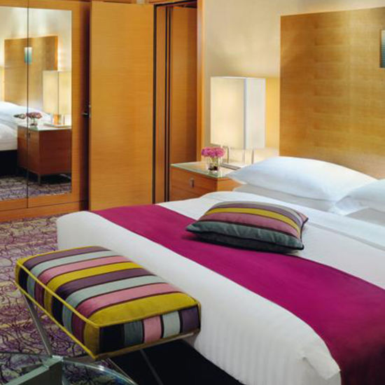 Вестибюль современной гостиницы с деревянной мебелью для спальни